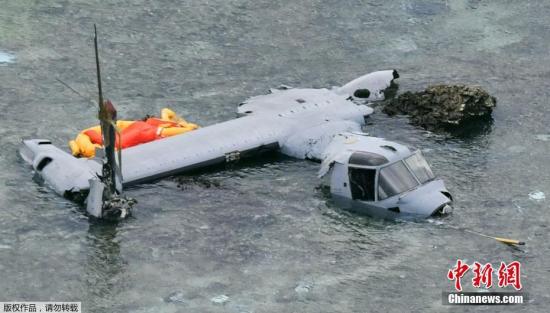 当地时间12月13日晚，美军一架“鱼鹰”在日本冲绳近海迫降。日本防卫省表示，这架“鱼鹰”机上载有5人，全员获救。图为迫降在海水中的“鱼鹰”飞机残骸。