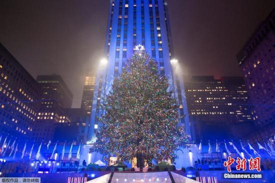当地时间2016年11月30日，美国纽约，洛克菲勒中心行了一年一度的圣诞树亮灯仪式。