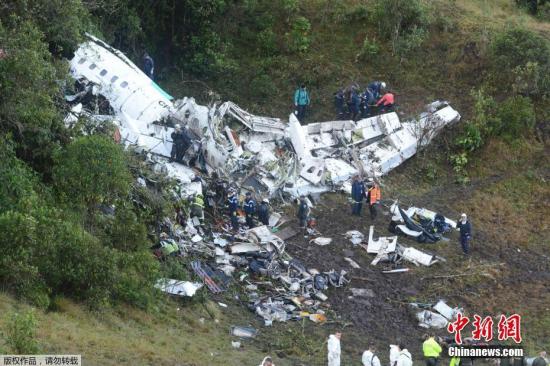 当地时间11月29日，一架载有81人的客机CP2933在从玻利维亚飞往哥伦比亚麦德林国际机场的途中坠毁。坠毁客机上包括来自巴西沙佩科恩斯足球俱乐部(Chapecoense)的球员，原定于30日在哥伦比亚麦德林与与国民竞技队比赛。图为坠机现场。
