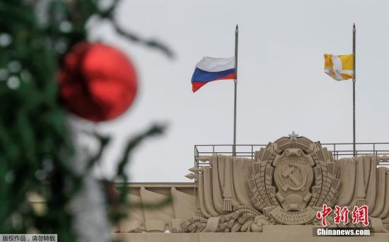 在俄罗斯斯塔夫罗波尔市，一座市政府的办公建筑降下半旗，为遇难者致哀。