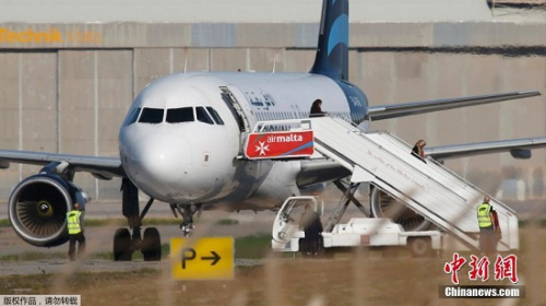 图为利亚客机遭劫持事件现场，人质获释走下飞机。