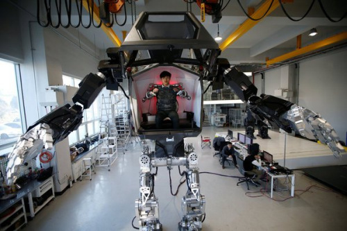 韩仿制《阿凡达》机器人高4米可自由做动作（图）