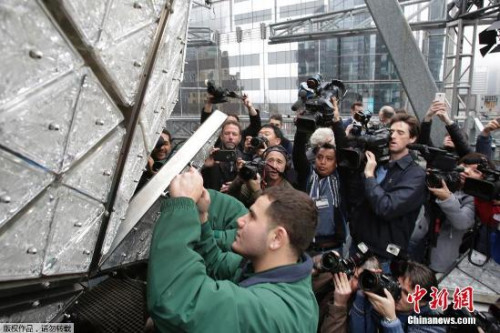 当地时间2016年12月27日，美国纽约，为迎接2017年新年准备的水晶球被安置于时报广场1号大厦顶楼。