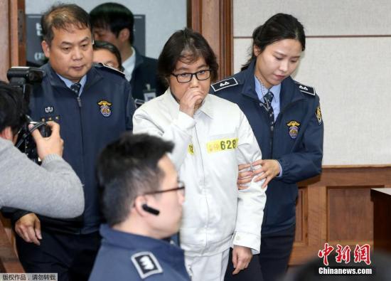 韩国媒体报道，韩国首尔中央地方法院12月19日举行庭前会议，“总统亲信门”事件主角崔顺实首次出庭，但对检方的指控一概予以否认。