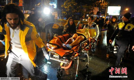 据外媒报道，当地时间1月1日凌晨，土耳其伊斯坦布尔一家夜总会发生枪击事件。这起事件造成39人死亡，40人受伤，死者中包括16名外国人。