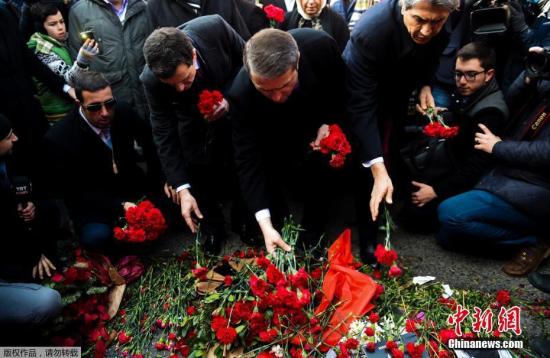 当地时间1月4日，土耳其民众在伊斯坦布尔雷纳夜店前和店里放置鲜花，悼念恐袭遇难者。