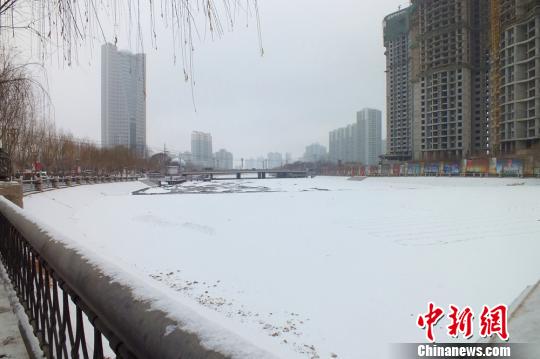 新疆南部新年首迎降雪天气库尔勒现“暖冬”（图）