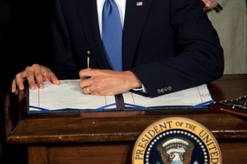 2010年3月23日，奥巴马签署医改法案。(图片来源：白宫)