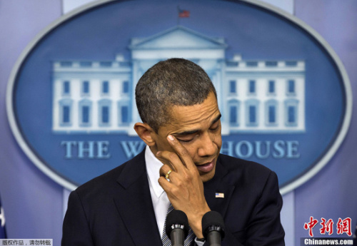 2010年12月，美国总统奥巴马就桑迪胡克小学枪击事件发表演讲时数度落泪。