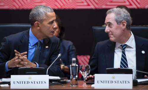 资料图片：奥巴马与美国首席贸易谈判代表弗罗曼。