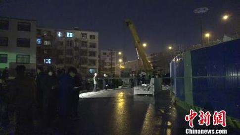 郑州一高架桥工地坍塌砸中公交车致1死8伤（图）