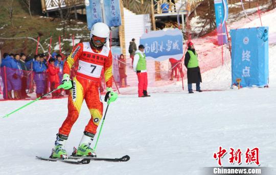 贵州首届滑雪节开幕六盘水造“南国冰雪城”