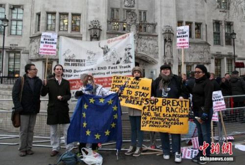资料图：2016年12月，反对脱欧的民众在英国最高法院门外示威。