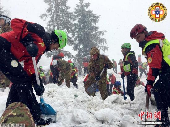 当地时间2017年1月21日，意大利彭内，搜救工作持续进行。意大利中部的一处滑雪度假酒店当地时间1月18日遭到雪崩掩埋，造成宾馆内超30人失踪。搜救行动已进入第3天。