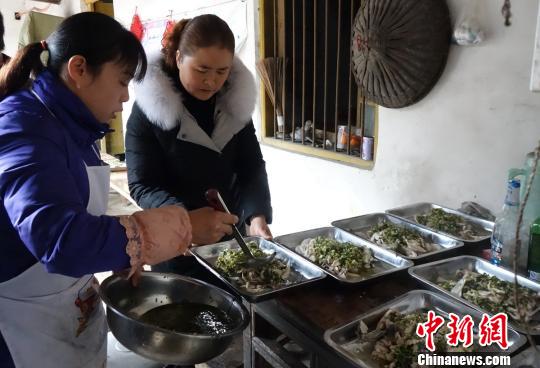 农家小院内两位女士正在忙着准备午饭。　刘忠俊　摄