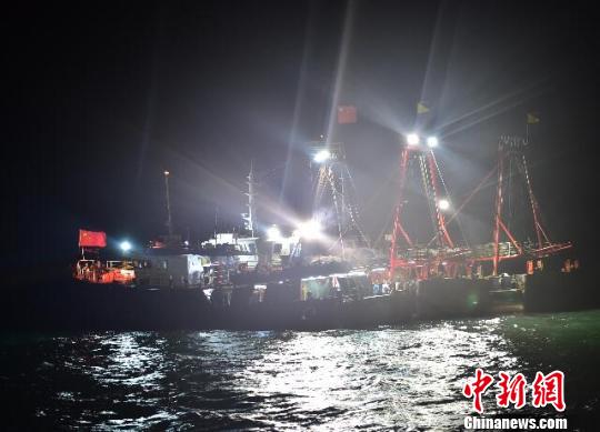 香港籍渔船“台沙1839”三亚海域失火8渔民遇险获救