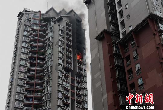 重庆一居民楼失火。　周毅　摄