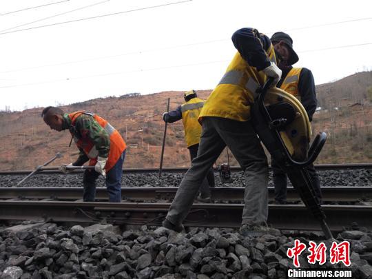 成昆铁路“守护者”：大山深处几十年坚守不渝