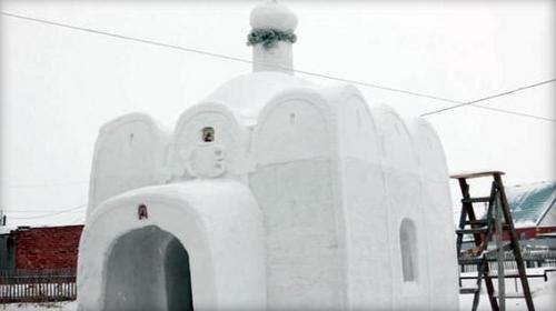 俄西伯利亚男子用积雪为村子建造“雪教堂”（图）