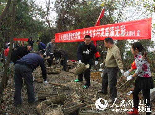 村民们参加建设旅游步道现场。