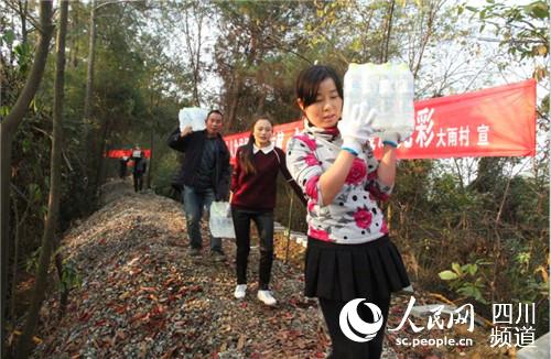 附近高校的大学生志愿者送来了食物和水。