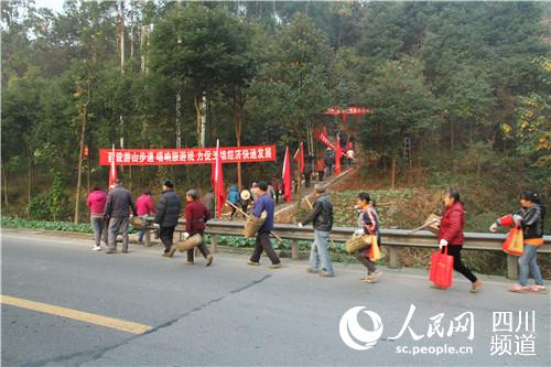 村民们参加建设旅游步道现场。