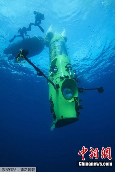图为“深海挑战者”下水。