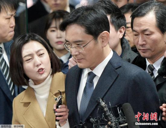 韩国法院2月17日签发对三星电子副会长李在镕的逮捕证。这是三星成立以来掌门人第一次被批捕。
