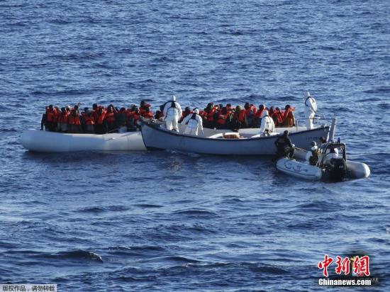 资料图：意大利海岸警卫队援助移民。