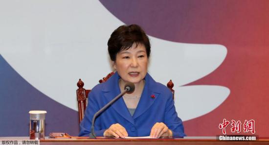 当地时间2016年12月9日，韩国首尔，韩国国会通过总统弹劾案后，朴槿惠与韩国总理黄教安一起现身，与国务委员会面交谈。