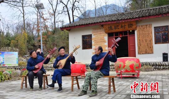 图为花桥村村民空闲之余，文化生活也丰富起来。　崔琳 摄