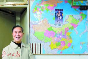 张聿修70岁才开始自由行，他家中有中国地图和世界地图，地图上每个发光的小灯泡都代表他旅行的足迹。