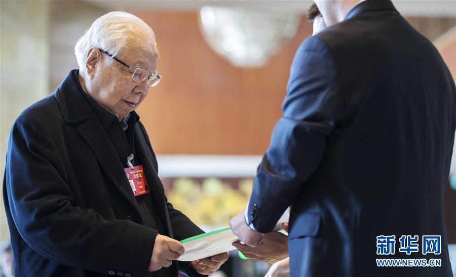 （两会）参加全国政协十二届五次会议的委员陆续抵达驻地