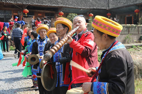 永定区王家坪镇的农家乐里，土家族人在为游客进行民俗演出。