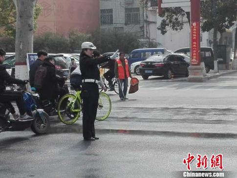 女交警的交规宣传：城市文明从尊重一盏灯开始