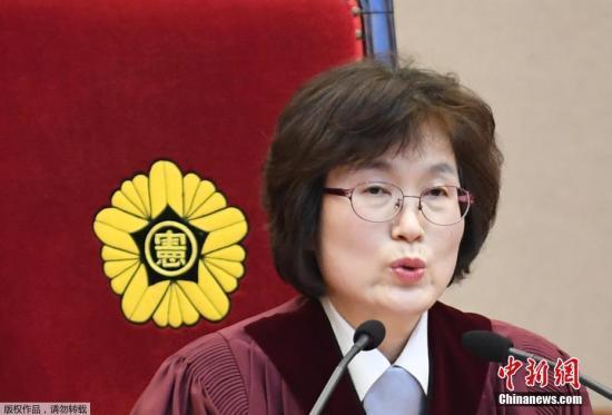 当地时间3月10日上午，韩国宪法法院宣布总统弹劾案最终判决结果，总统弹劾案获得通过。图为庭审现场。