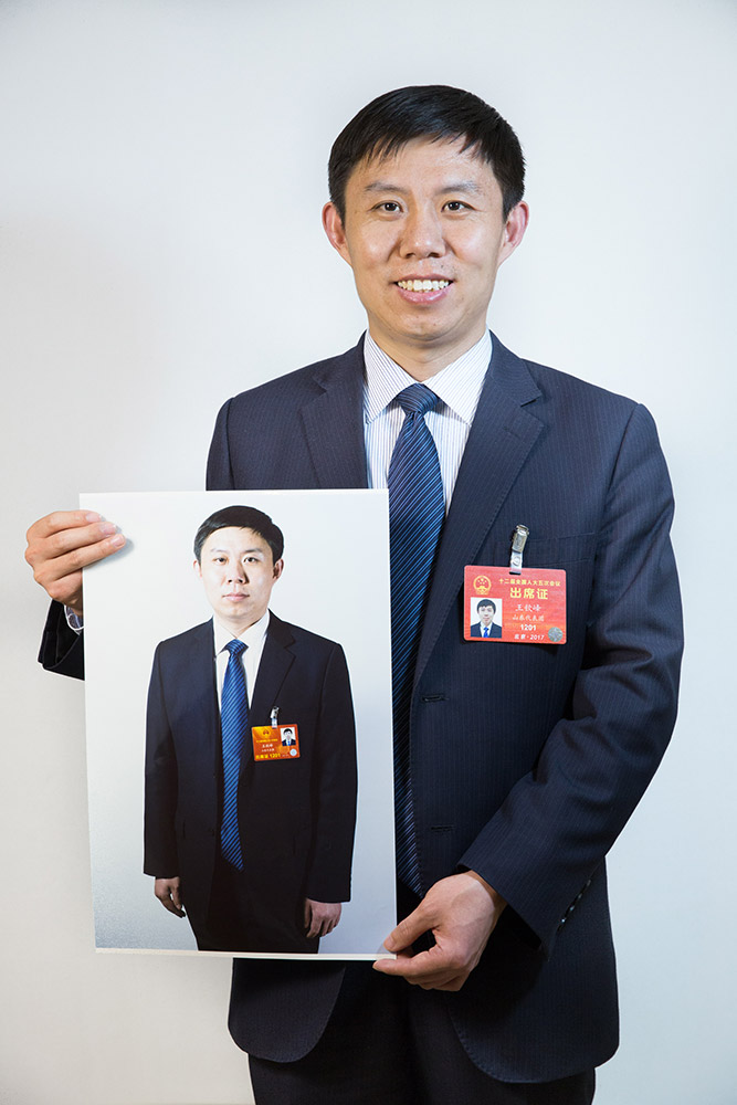 王钦峰，全国人大代表、山东豪迈集团股份有限公司人力资源部部长、电火花小组组长。在过去四年里，王钦峰在职工培训、子女教育、赡养老人、退休、保险等方面提出了不少建议。