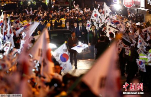 大批朴槿惠的支持者聚集在其私宅附近。