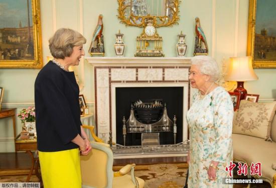 资料图：英国首相特蕾莎·梅（左）与英国女王。
