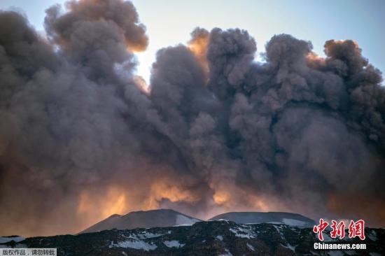 当地时间3月16日，位于意大利西西里岛的埃特纳火山爆发。喷出的岩浆流入积雪，引起强烈爆炸，将岩石炸向空中，造成10人受伤。据悉，埃特纳火山喷发时，山峰附近有人员受伤，包括在当地拍摄影片的英国广播公司(BBC)电视工作人员。意大利当局表示，火山喷时，山上有约35名游客。