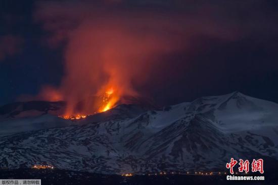 当地时间3月16日凌晨，位于意大利的埃特纳火山喷发，火焰冲天直播云霄。