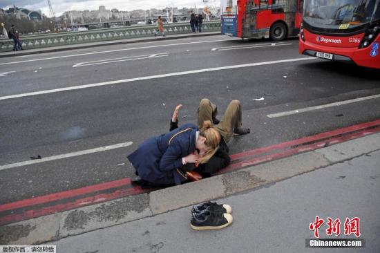 当地时间3月22日下午，英国议会大厦外发生袭击事件，已造成5人死亡，40多人受伤。摄影记者托比·梅尔维尔正在英国议会大厦附近拍摄有关英国脱欧的照片，袭击发生后他记录下了许多现场画面。现场受伤民众伤情严重，围观者自发对伤员展开救援。