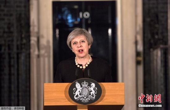 资料图：英国首相特雷莎·梅就此次袭击事件发表讲话。