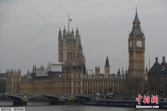 英国国会附近街道依然处于封锁状态，警方建议民众23日出行避开该区域。