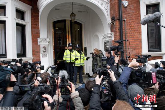 当地时间11月14日，瑞典首席检察官英格丽德·伊斯格伦抵达厄瓜多尔驻英国大使馆。“维基解密”网站创始人阿桑奇悬而未决的性侵案出现新进展，瑞典检方当日在厄瓜多尔驻英国大使馆对阿桑奇展开问讯，迈出对阿桑奇提请刑事诉讼的重要一步。