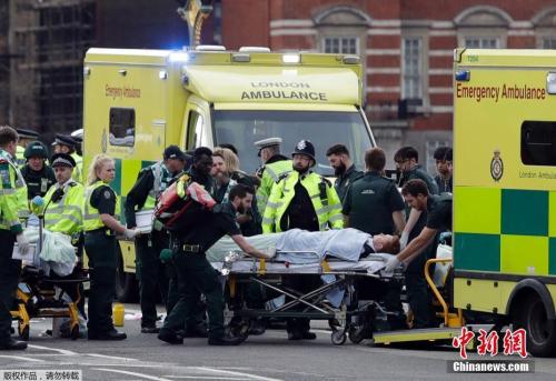 当地时间3月22日，袭击事件中的伤者被送往医院。
