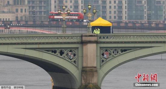 伦敦警方在威斯敏斯特大桥上进行检查。