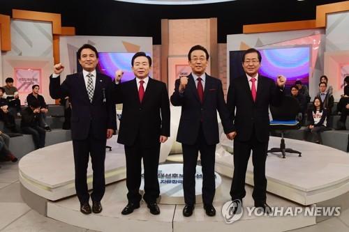 资料图片：3月26日，在首尔，执政的自由韩国党举行初选电视辩论，右一为党内选情一马当先的洪准杓。（图片来源：韩联社）