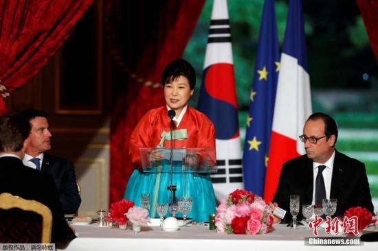 当地时间2016年6月3日，法国巴黎，法国总统奥朗德在爱丽舍宫举行的国宴招待来访的韩国总统朴槿惠，朴槿惠身穿传统韩服出席。