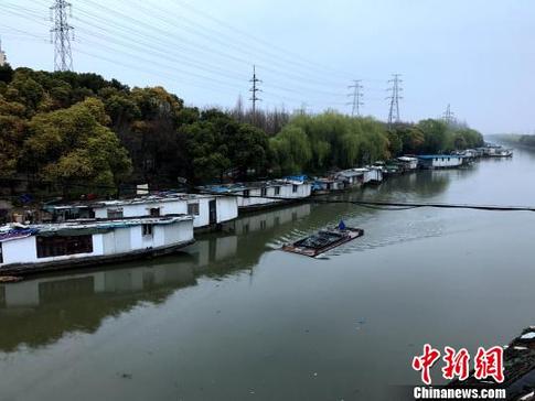 上海现“水上村寨”：60艘“三无”船舶供200人居住